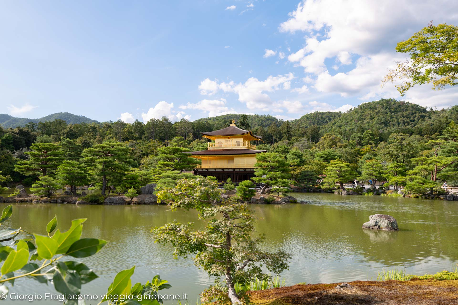 Kinkaku ji Golden Pavilion in Kyoto con la Mamma 1070214