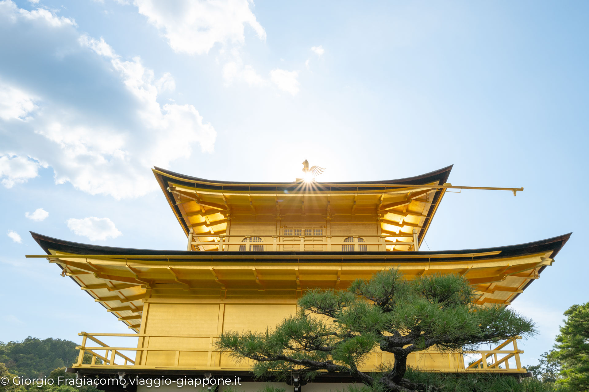 Kinkaku ji Golden Pavilion in Kyoto con la Mamma 1070266