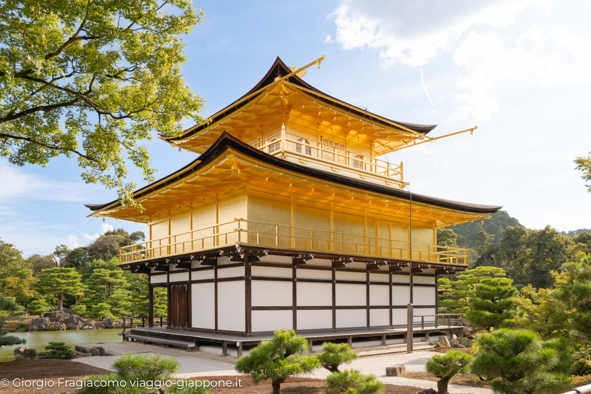 Kinkaku ji Golden Pavilion in Kyoto con la Mamma 1070269