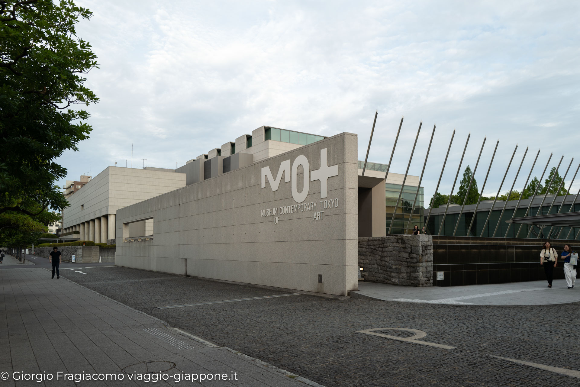 Museo d'Arte Contemporanea di Tokyo, un esempio di architettura moderna immersa nel paesaggio urbano.