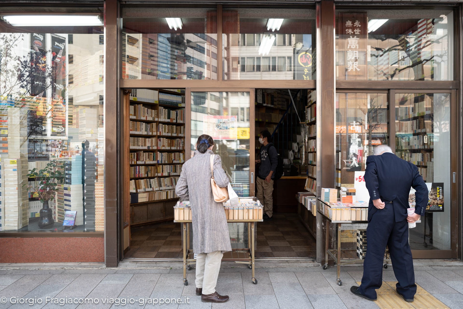 Jinbocho antiques and old books 1062016