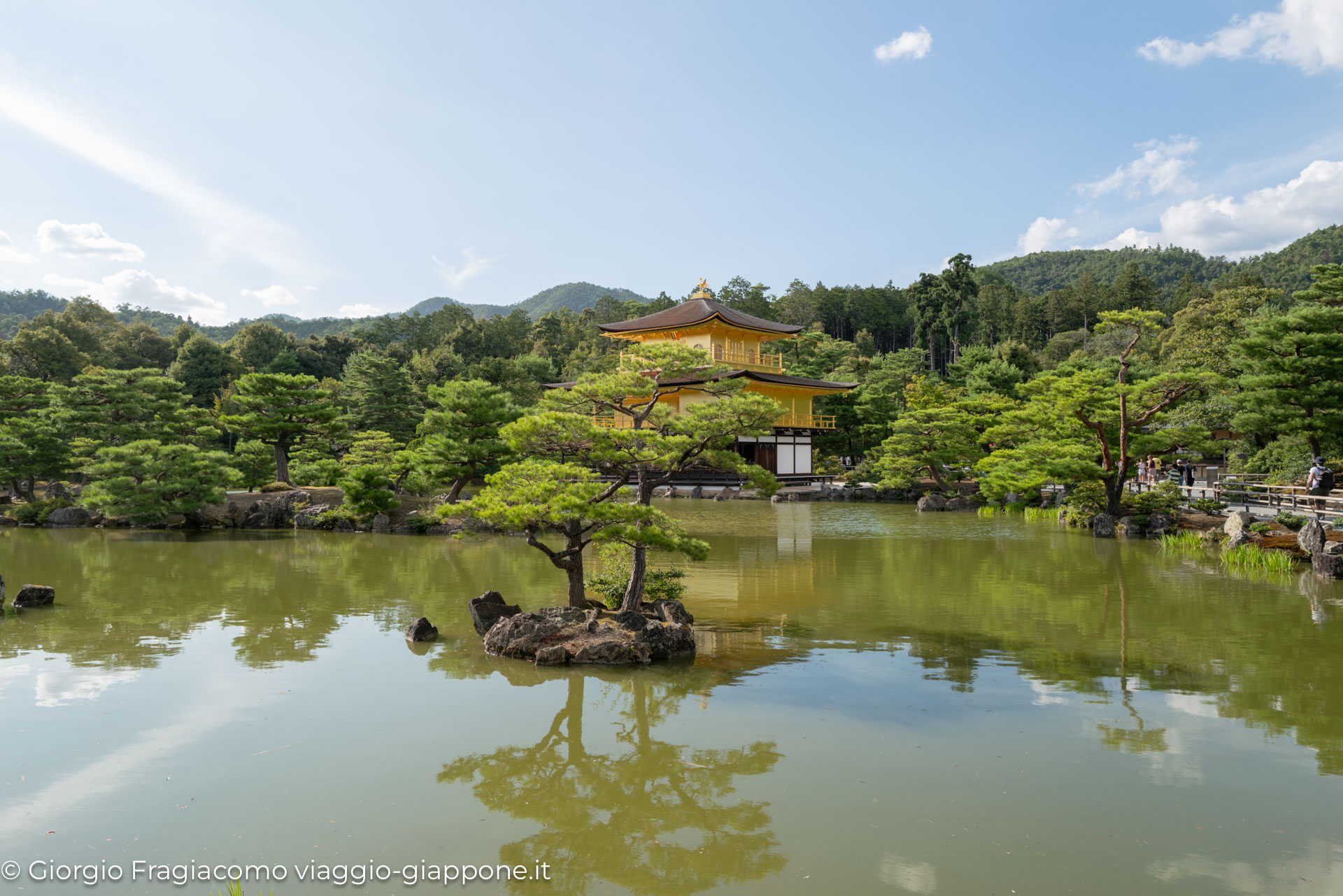 Kinkaku ji Golden Pavilion in Kyoto con la Mamma 1070250