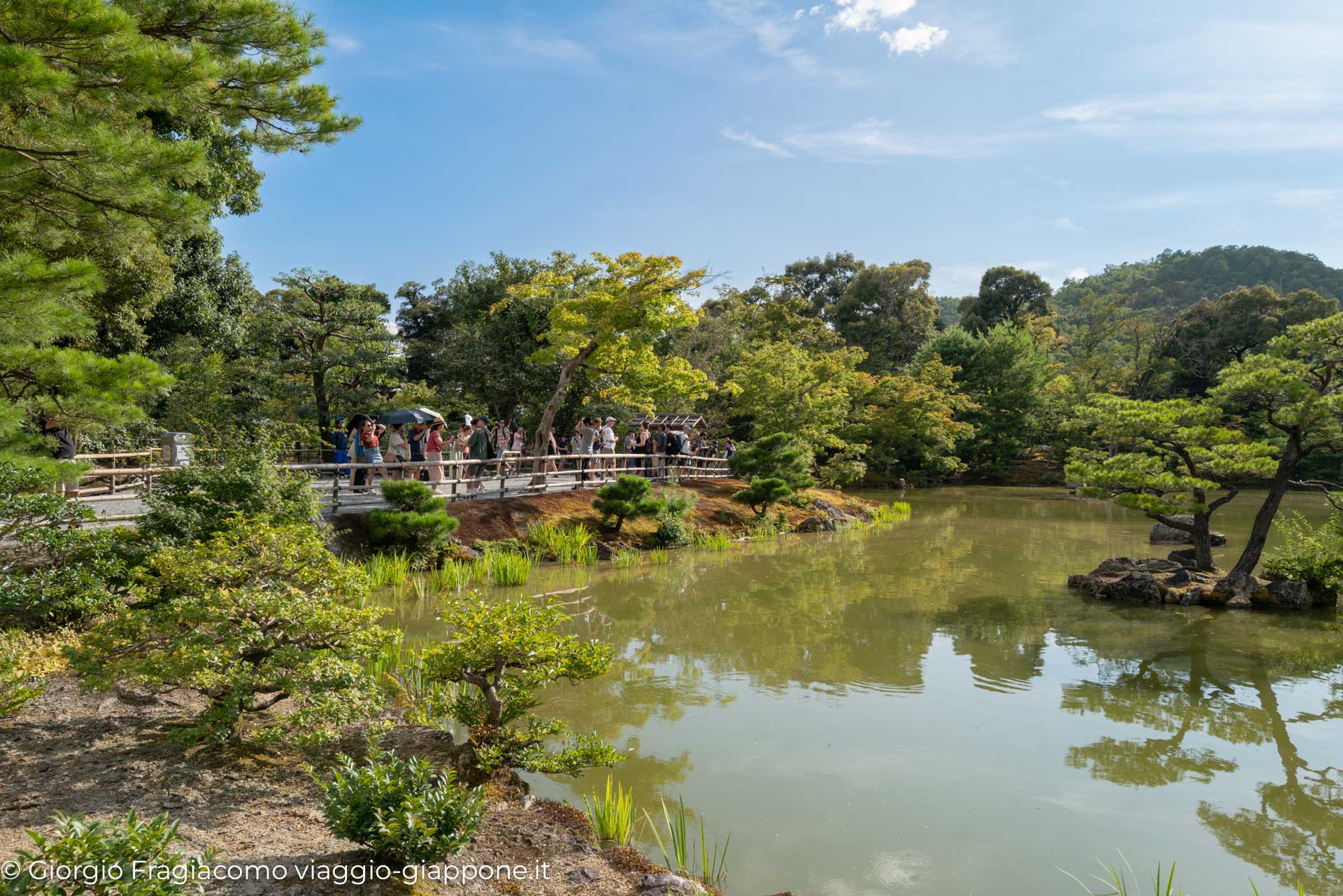 Kinkaku ji Golden Pavilion in Kyoto con la Mamma 1070256