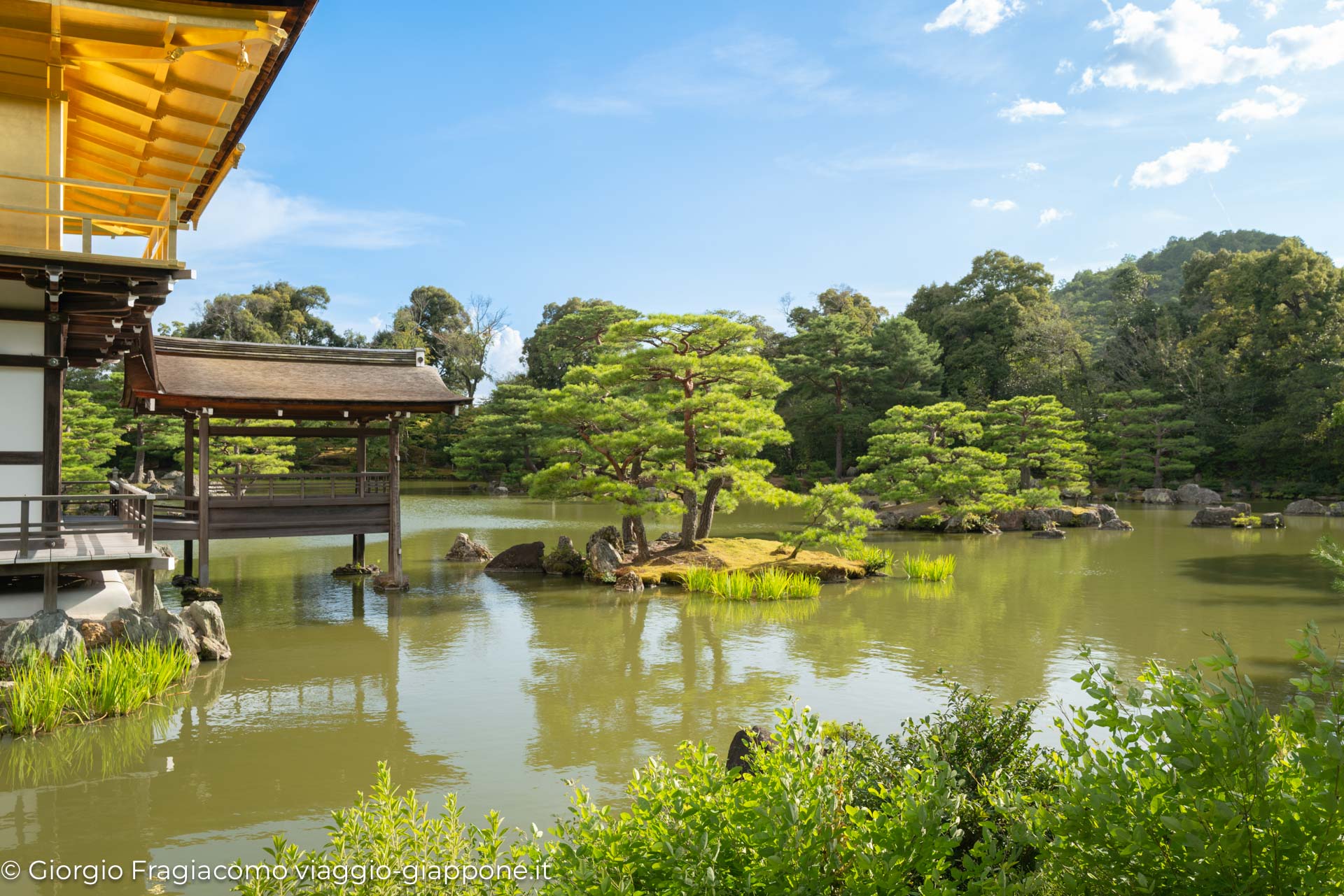 Kinkaku ji Golden Pavilion in Kyoto con la Mamma 1070273