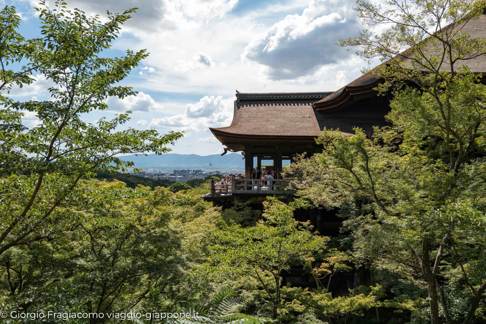 Kiyomizu dera temple in Kyoto con la Mamma 1060568