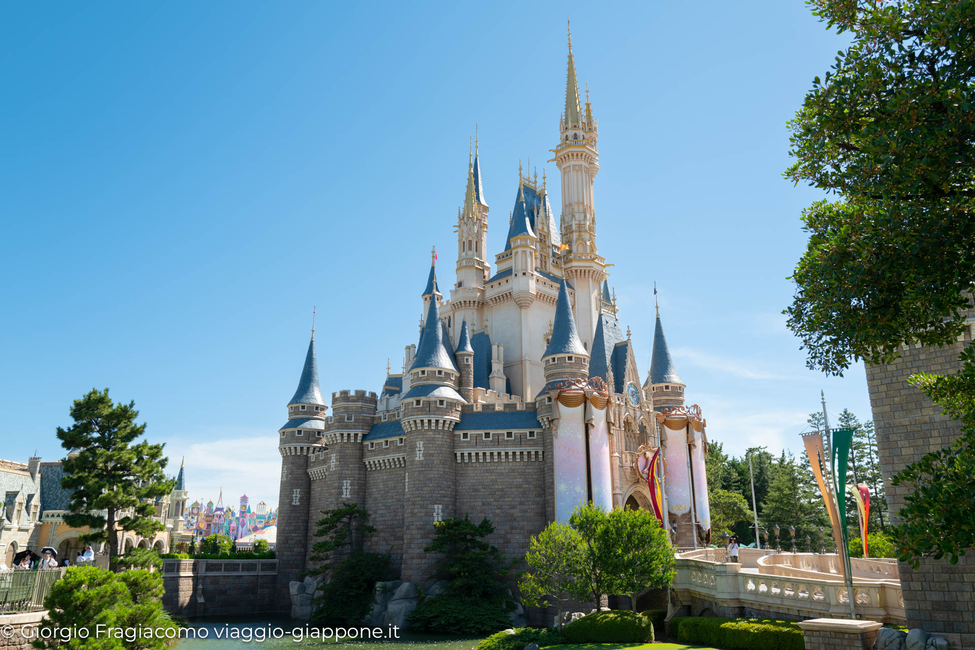 Castello incantevole di Tokyo Disneyland, simbolo di magia e avventura nel cuore del Giappone.