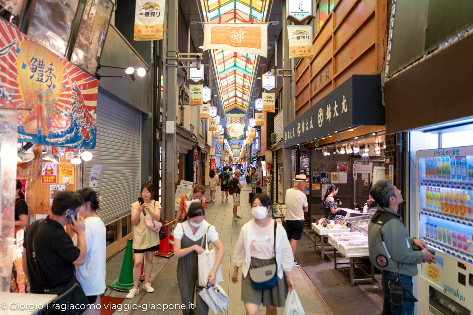 Passeggiata al mercato Nishiki a Kyoto con la mamma, tra cibo e tradizioni giapponesi.