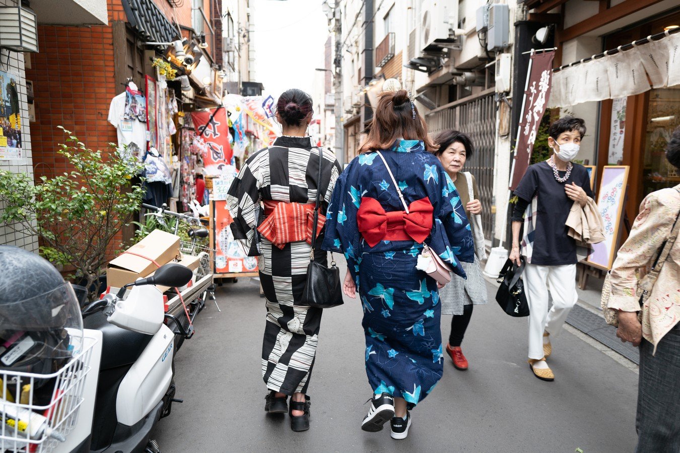 Asakusa: Un Arazzo di Tradizione e Modernità nel Cuore Culturale di Tokyo